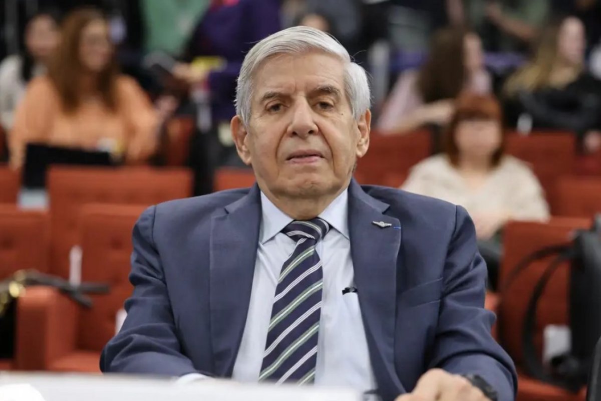 Moraes autoriza notificação pessoal de Augusto Heleno em processo da Comissão de Ética