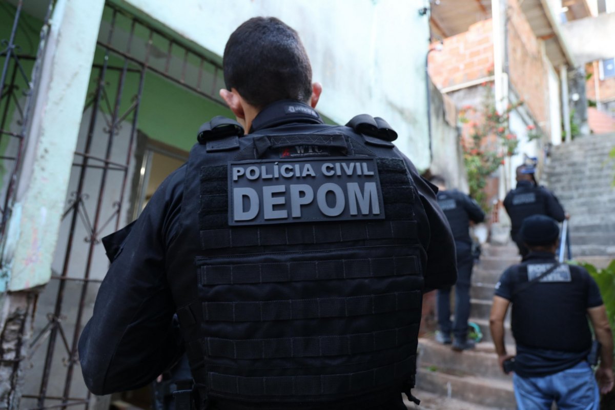 Homem é preso por violência doméstica contra mulher e bebê em Camaçari