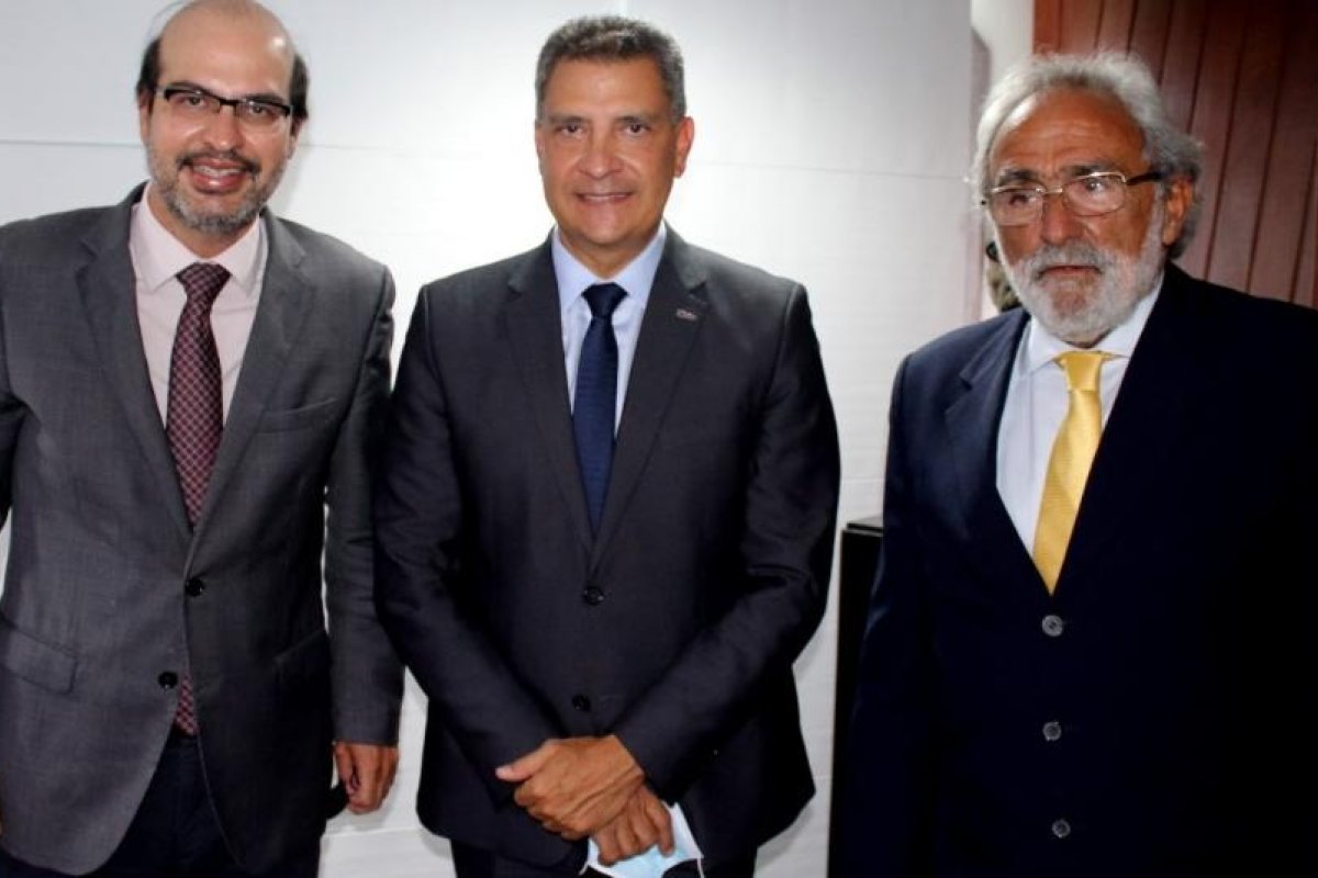 TCE-BA pagou mais de R$ 4,4 milhões em supersalários aos conselheiros em 2025