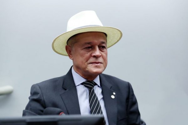 [TRE-BA manda deputado federal petista remover outdoors por propaganda eleitoral antecipada ]