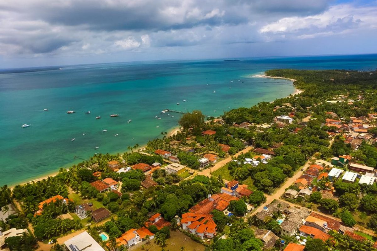 Prefeitura de Maraú proíbe exigência de consumação mínima para uso de cadeiras e guarda-sóis nas praias 