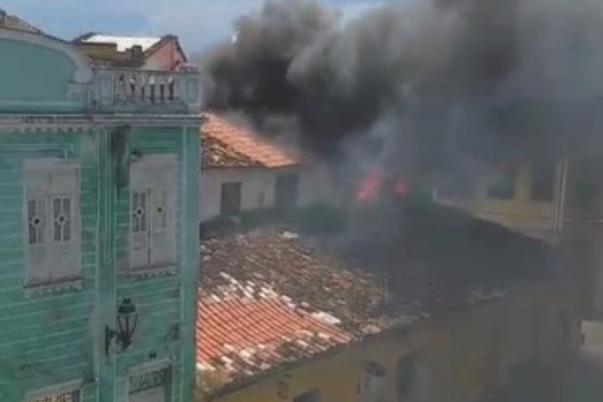Vídeo: incêndio atinge casarão no Santo Antônio Além do Carmo