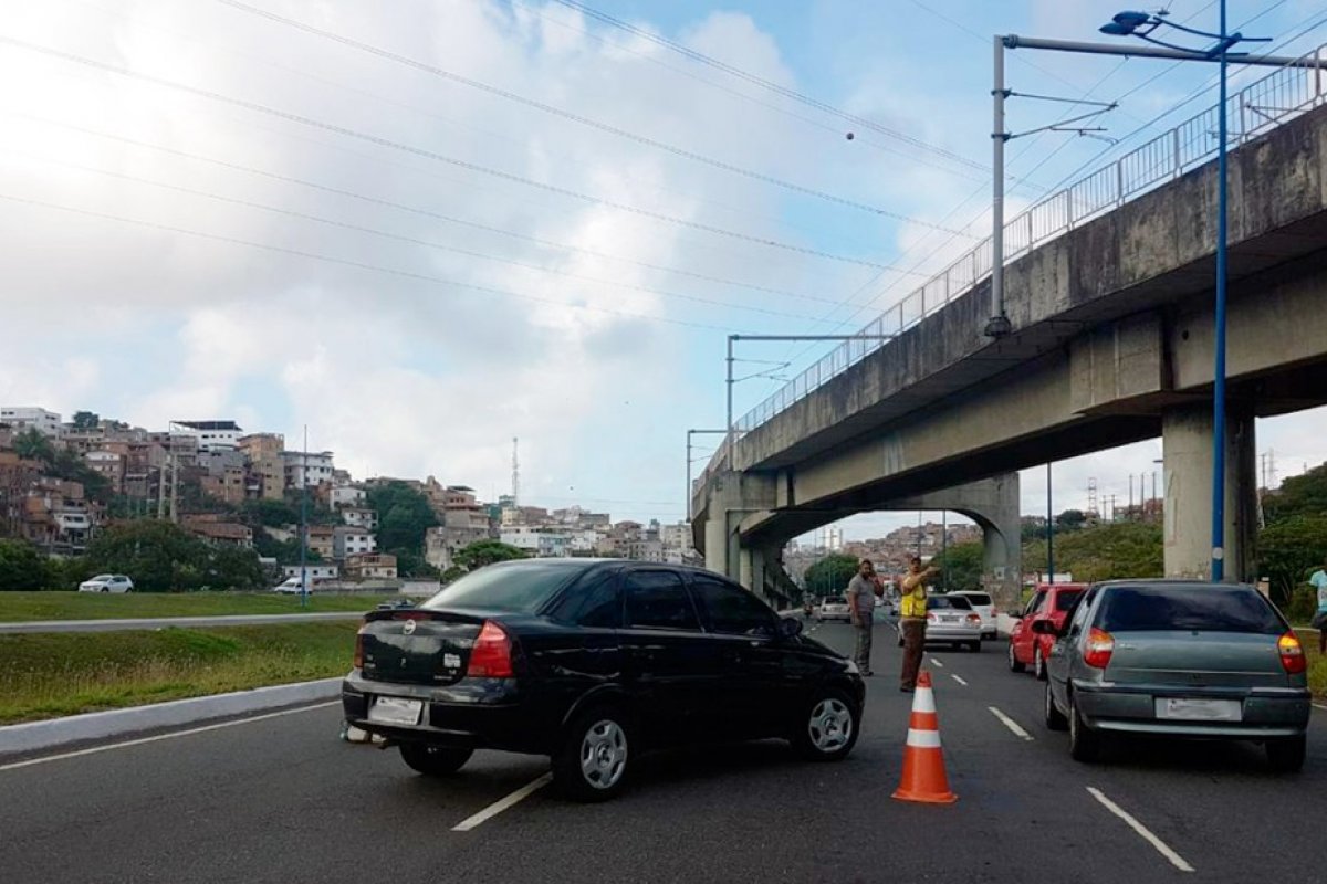 Motociclista se fere em batida de carro na avenida Bonocô