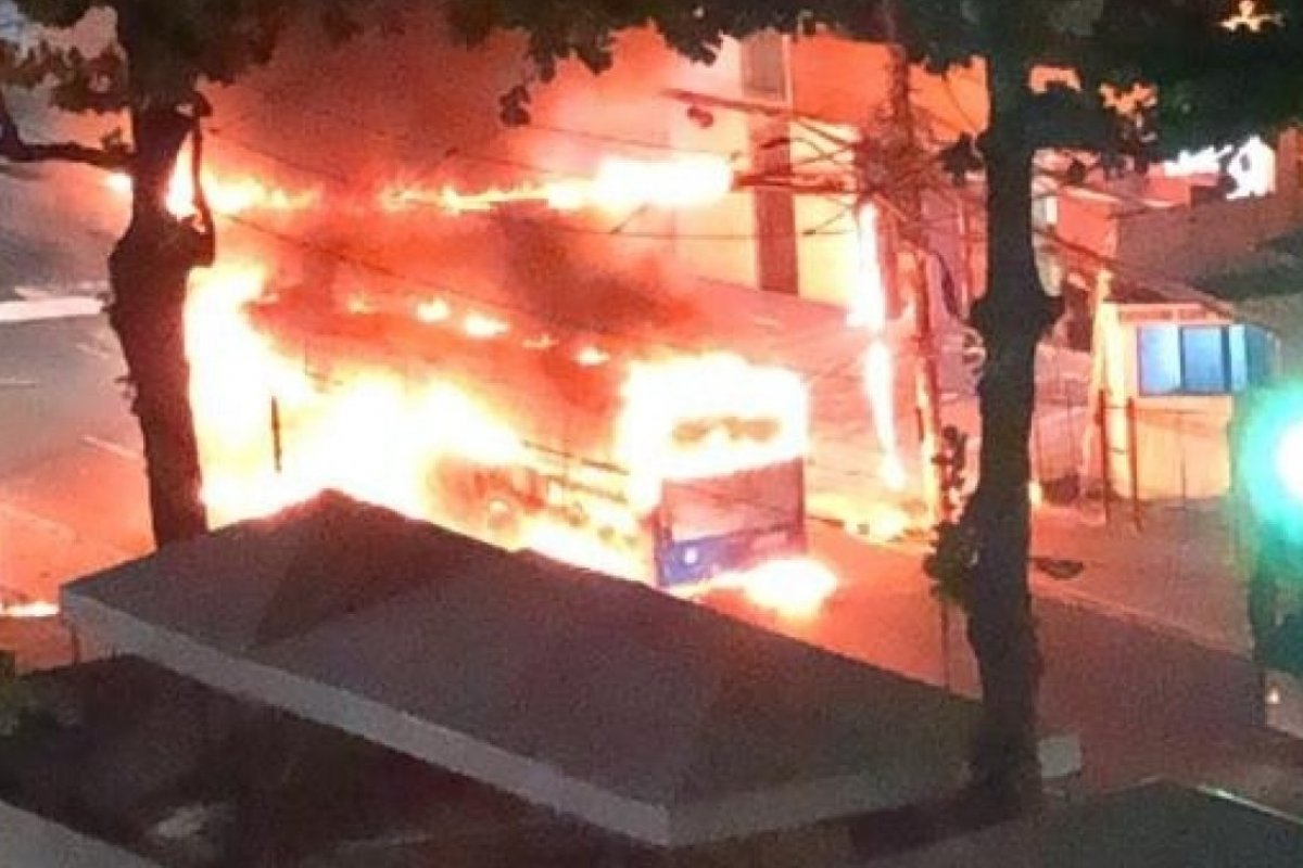 Vídeo: ônibus é incendiado em Ondina