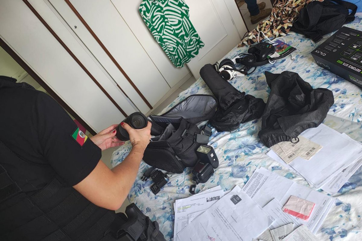 Fotógrafo é preso após vender fotos de clientes sem consentimento para plataformas de conteúdo adulto na internet, em Salvador