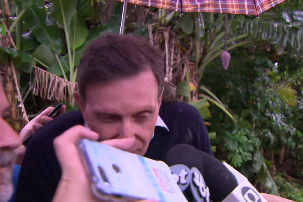 Crivella pede desculpas por culpar população por problemas causados pela chuva