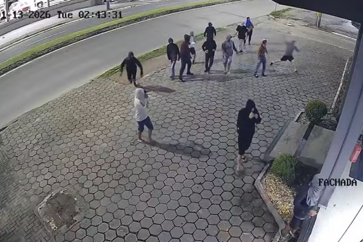 Vídeo: 14 ladrões invadem loja e fogem com mais de 10 motos em Santa Catarina 