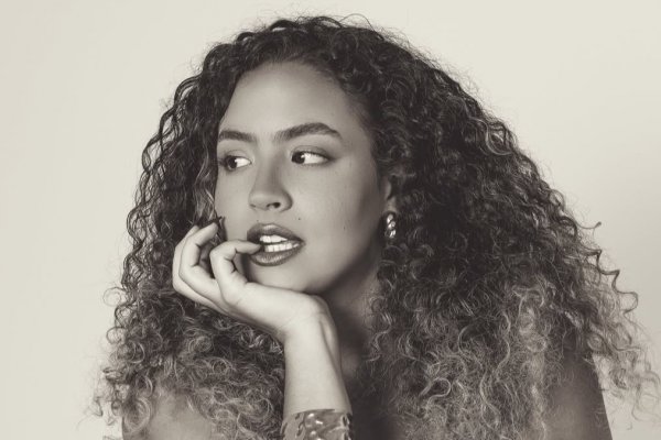 [Sofia Pitta leva o show “Suingue e Maresia” ao Rio Vermelho! ]