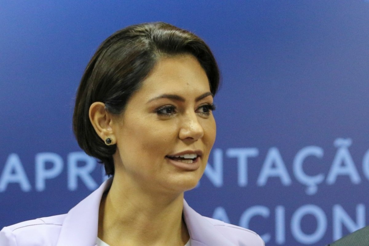 Michelle pede prisão domicilar a Bolsonaro em audiência com Gilmar Mendes, diz blog