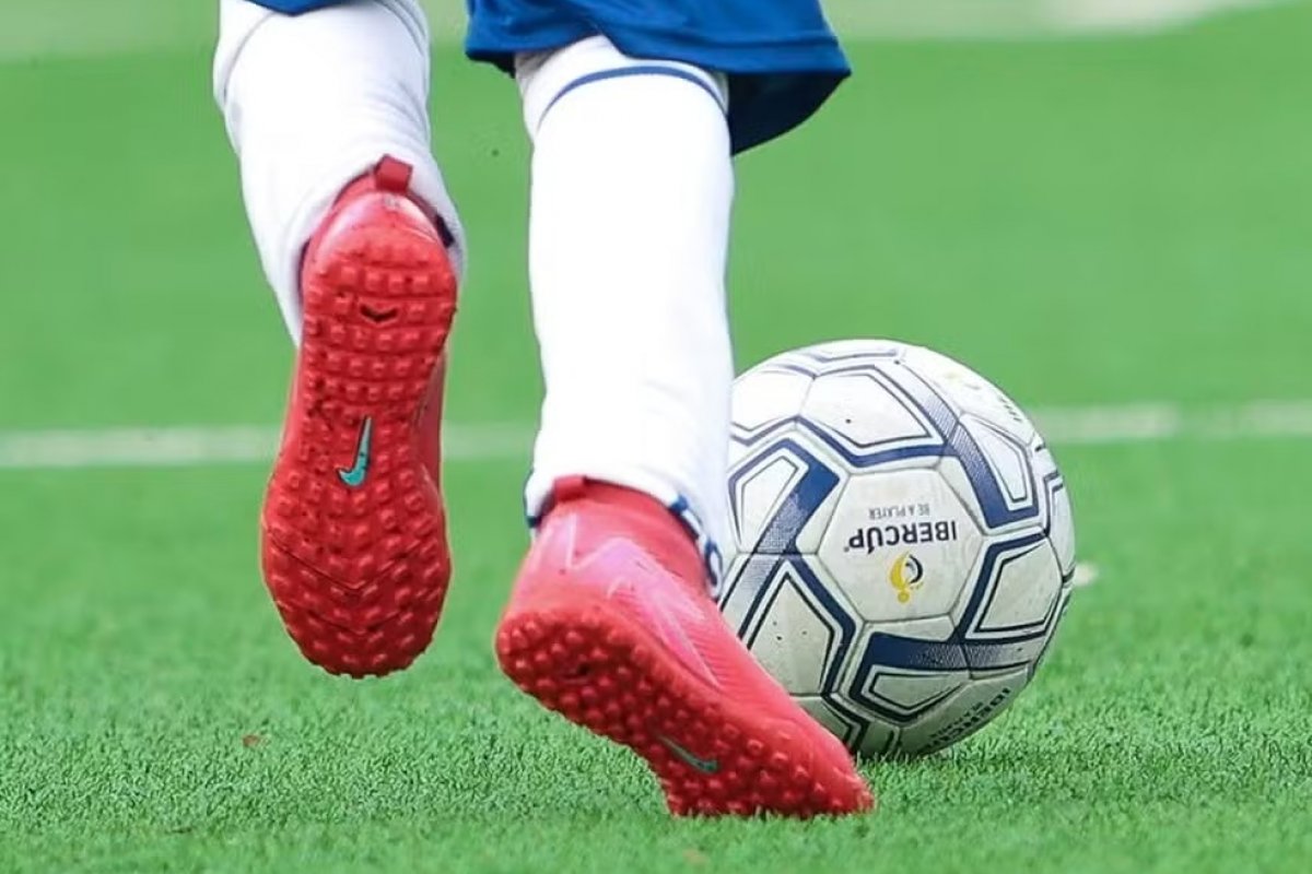 Professor de escola de futebol é preso suspeito de aliciar sexualmente adolescentes sob promessa de carreira profissional