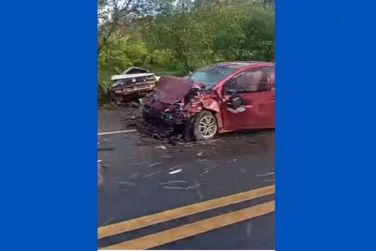 Acidente entre dois carros em rodovia na Bahia deixa 3 mortos 