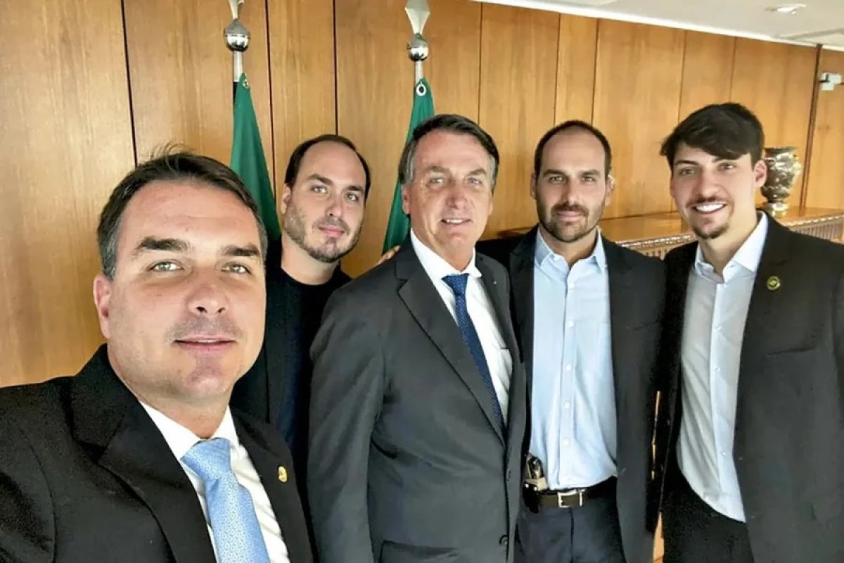 Moraes estabelece dias em que Bolsonaro pode receber visitas da família na Papudinha