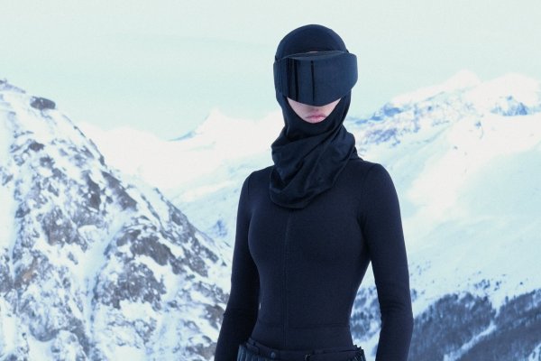 [Livia Nunes inova a temporada de esqui com looks fashionistas em Val d’Isère! ]