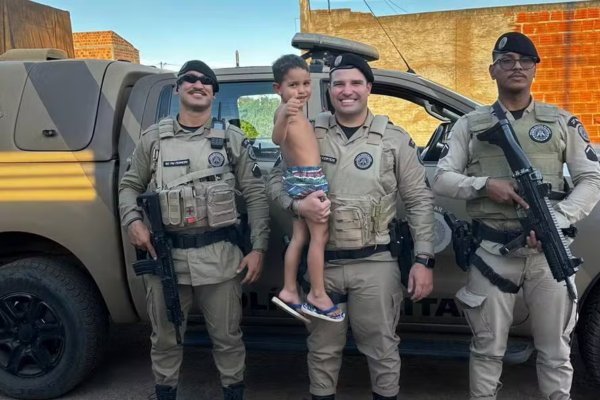 [Vídeo: criança é resgatada por policiais após prender a cabeça em roda de carreta no interior da Bahia ]