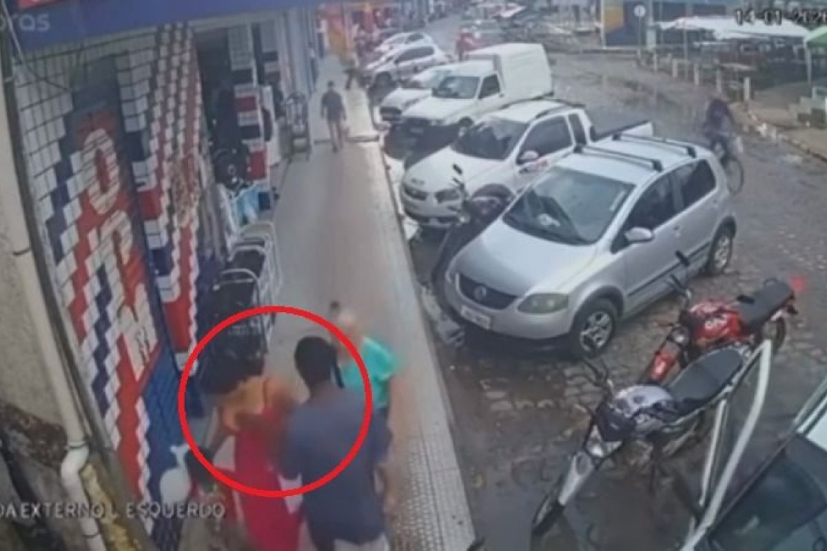 Vídeo: influenciadora tem seio apalpado na rua por desconhecido enquanto caminhava com filho na Bahia
