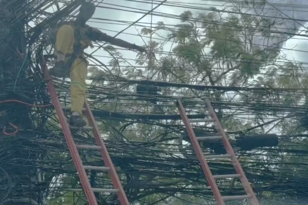 Vídeo: Técnico de internet sofre choque elétrico e fica preso em poste em Salvador