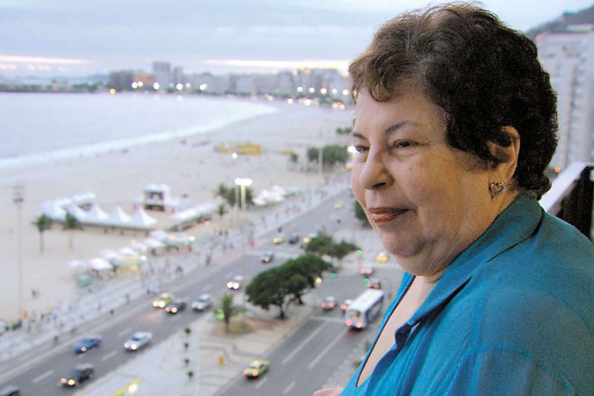 Nana Caymmi pode fazer parte da equipe de Regina Duarte