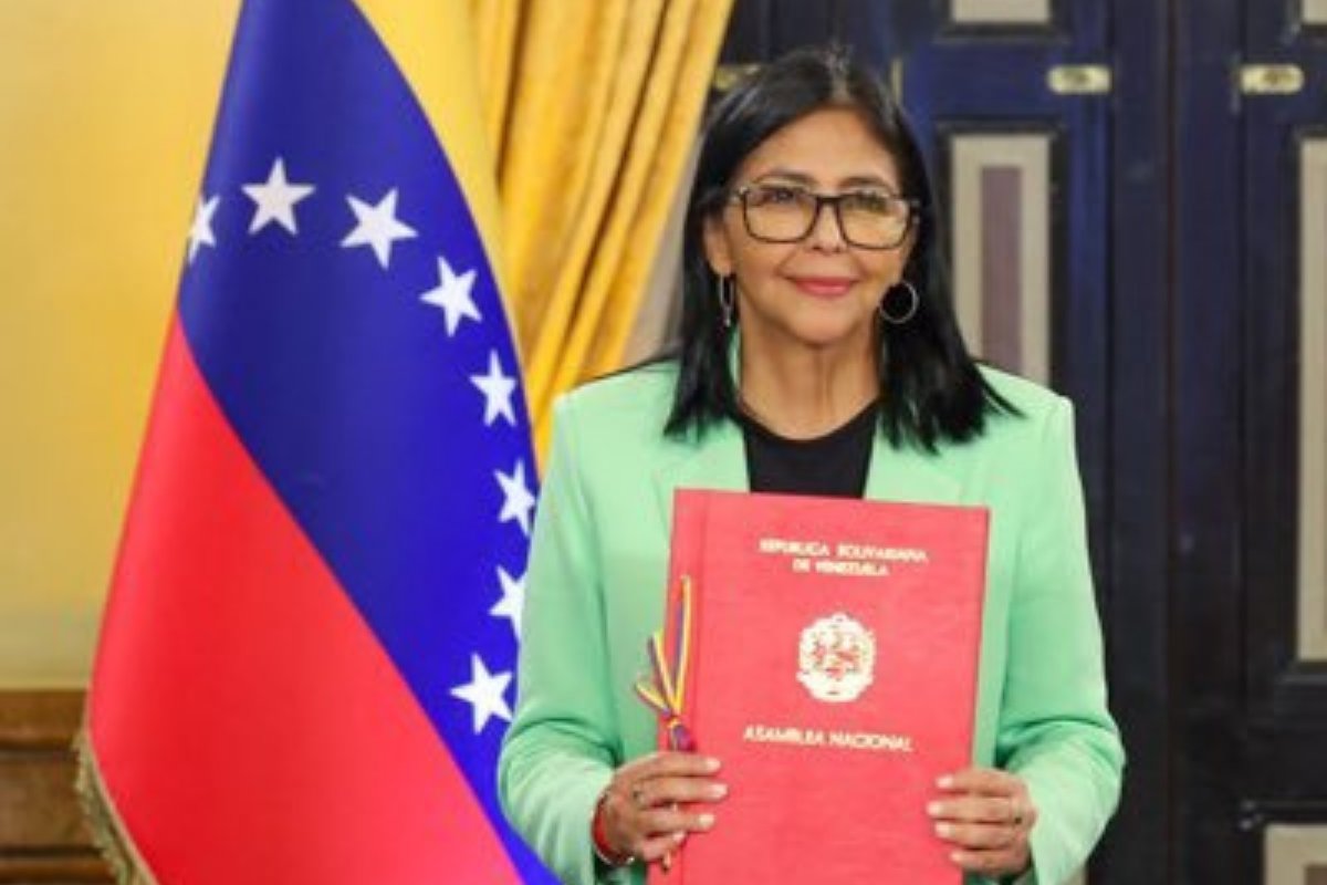  Líder interina da Venezuela destitui ministro acusado de ser 'laranja' de Maduro