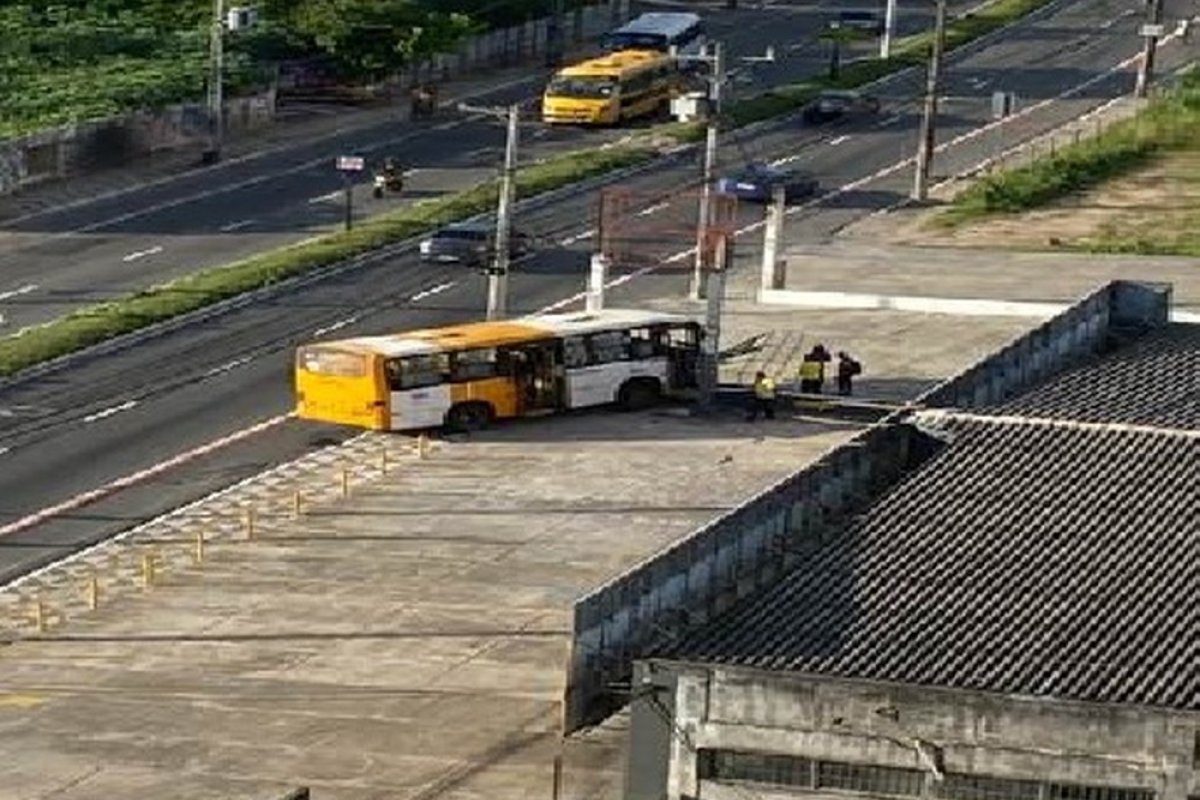 Ônibus bate em poste no bairro de Itapuã, em Salvador