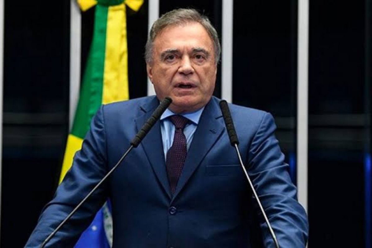 Álvaro Dias: "Bolsonaro abraça 'chantagistas' e não dá liberdade a Moro"