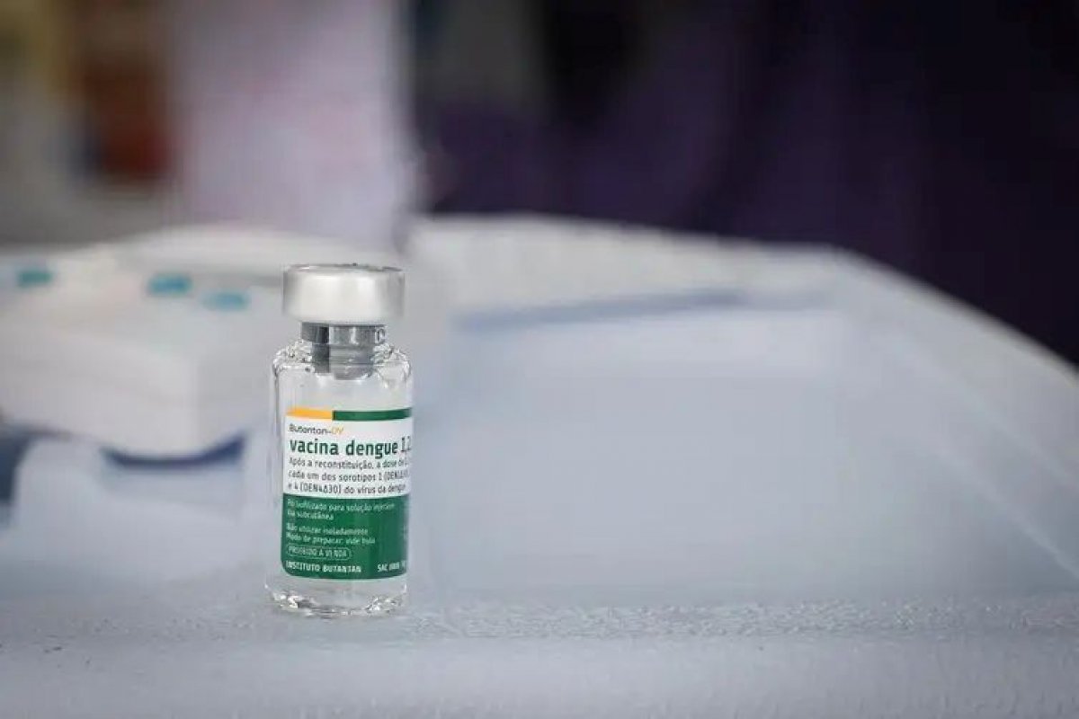 SUS vai vacinar em fevereiro mais de 1 milhão de profissionais da saúde do país