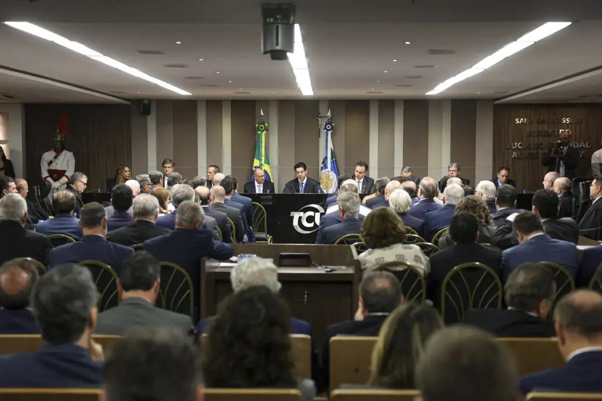 No TCU, 7 em cada 10 funcionários receberam salário que ultrapassa o limite constitucional