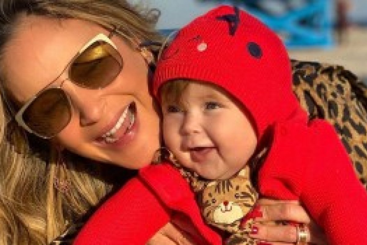 Claudia Leitte posta foto ao lado da caçula Bela e fãs vão à loucura