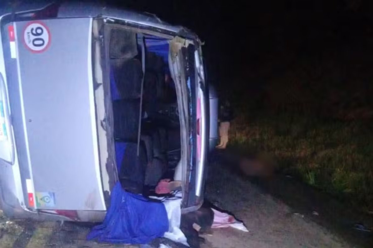 Duas pessoas morrem e 20 ficam feridas em acidente de trânsito no interior da Bahia 