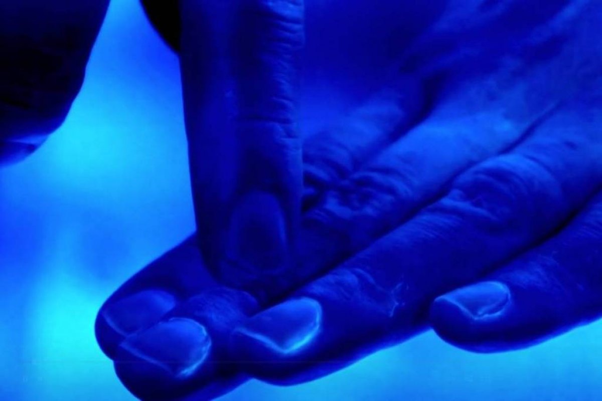 Luz ultravioleta mostra como germes se espalham pelas mãos e a importância da lavagem correta
