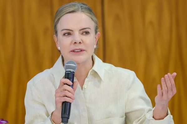 [Gleisi aceita pedido de Lula para concorrer ao Senado pelo Paraná, dizem petistas]