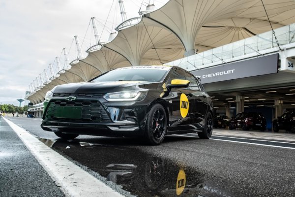 [Farol da Bahia testa o Chevrolet Onix Track Day com motor de 150cv]