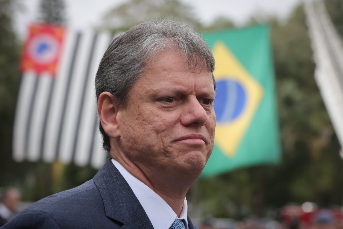 Aliados de Bolsonaro criticam adiamento de visita de Tarcísio à Papudinha