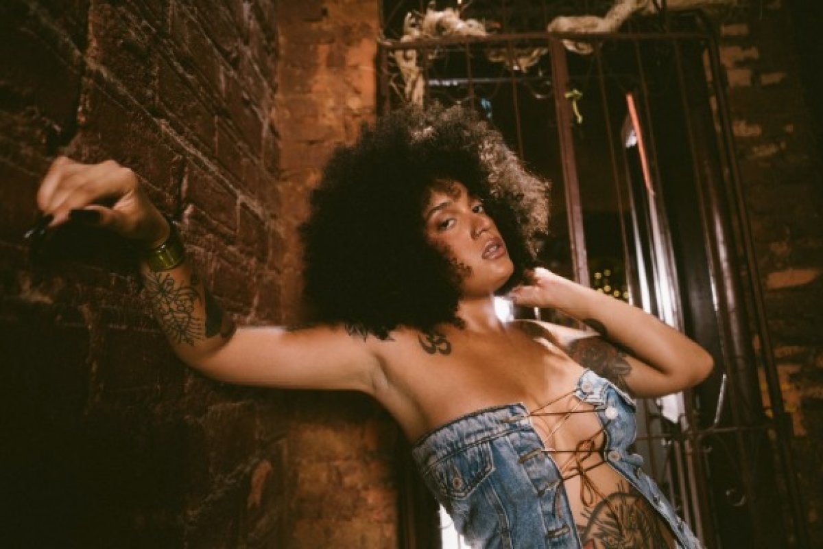 Cantora Tícia lança álbum "Vai Bater Mais" com mistura de música baiana e influências afro-diaspóricas