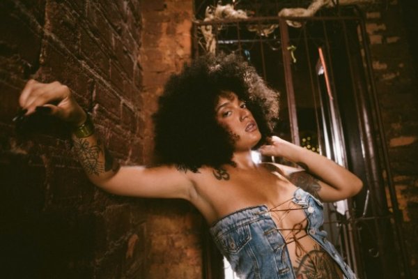 Cantora Tícia lança álbum [Cantora Tícia lança álbum