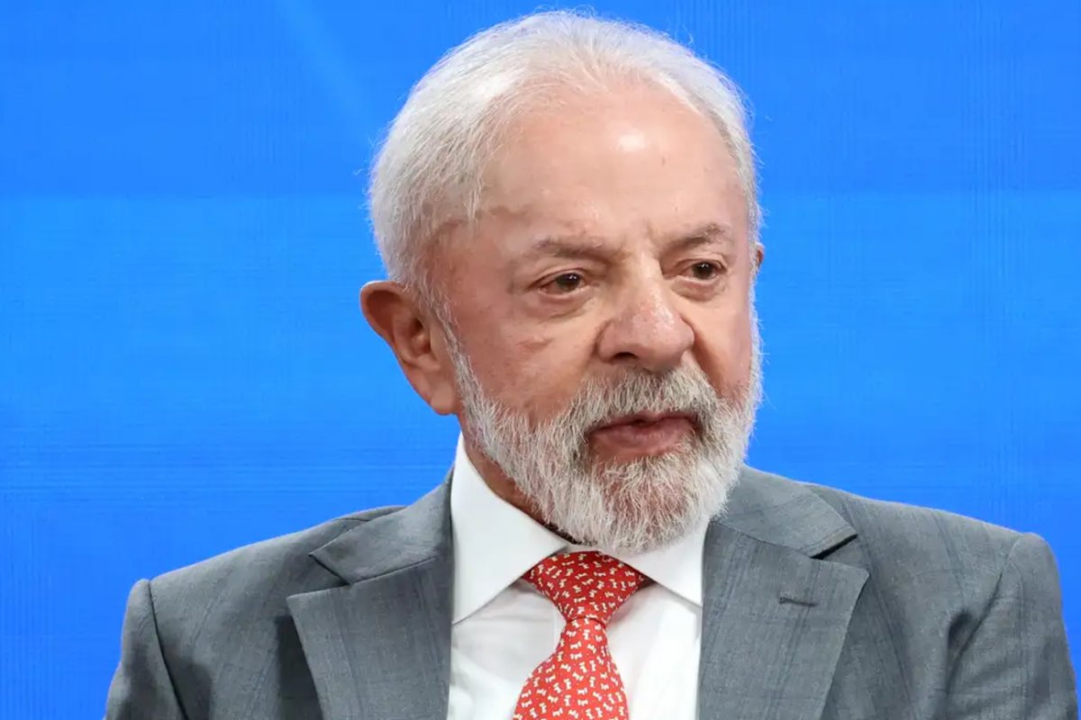 Lula assina MP que reajusta piso dos professores em 5,4% a partir de 2026