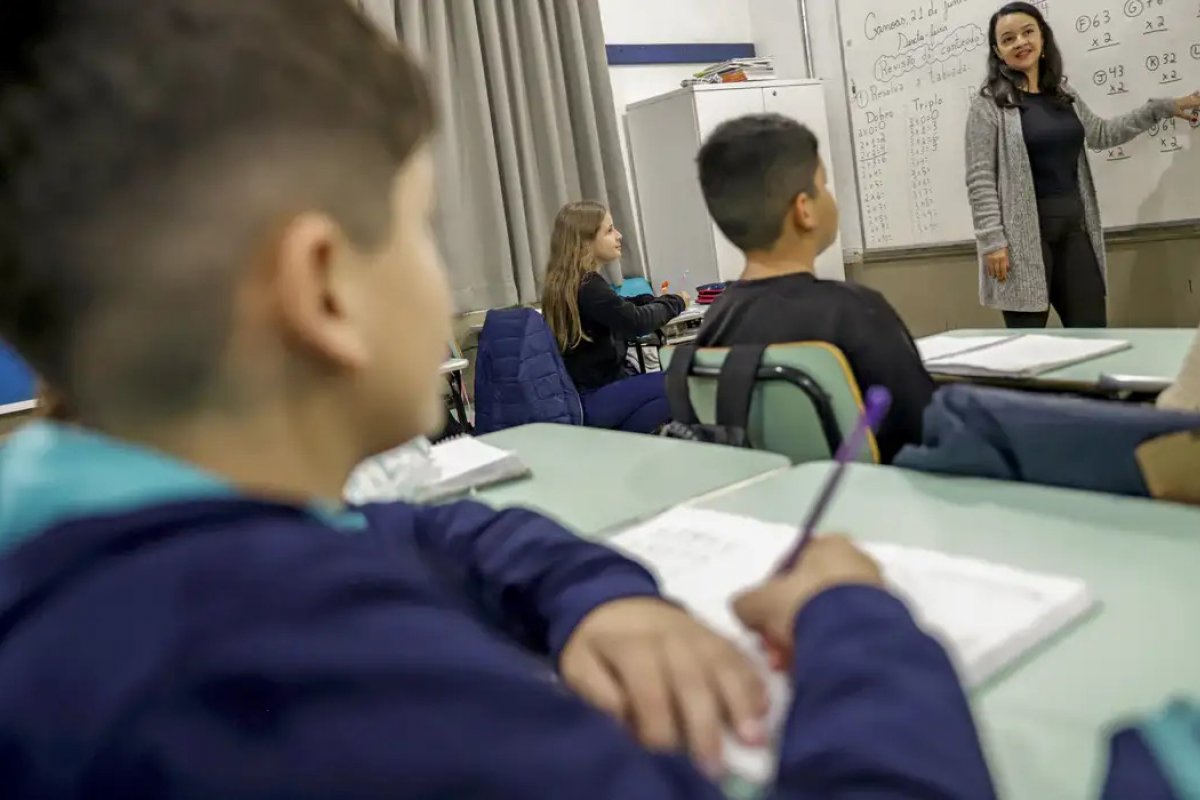 CNTE comemora reajuste do piso do magistério; prefeitos contestam