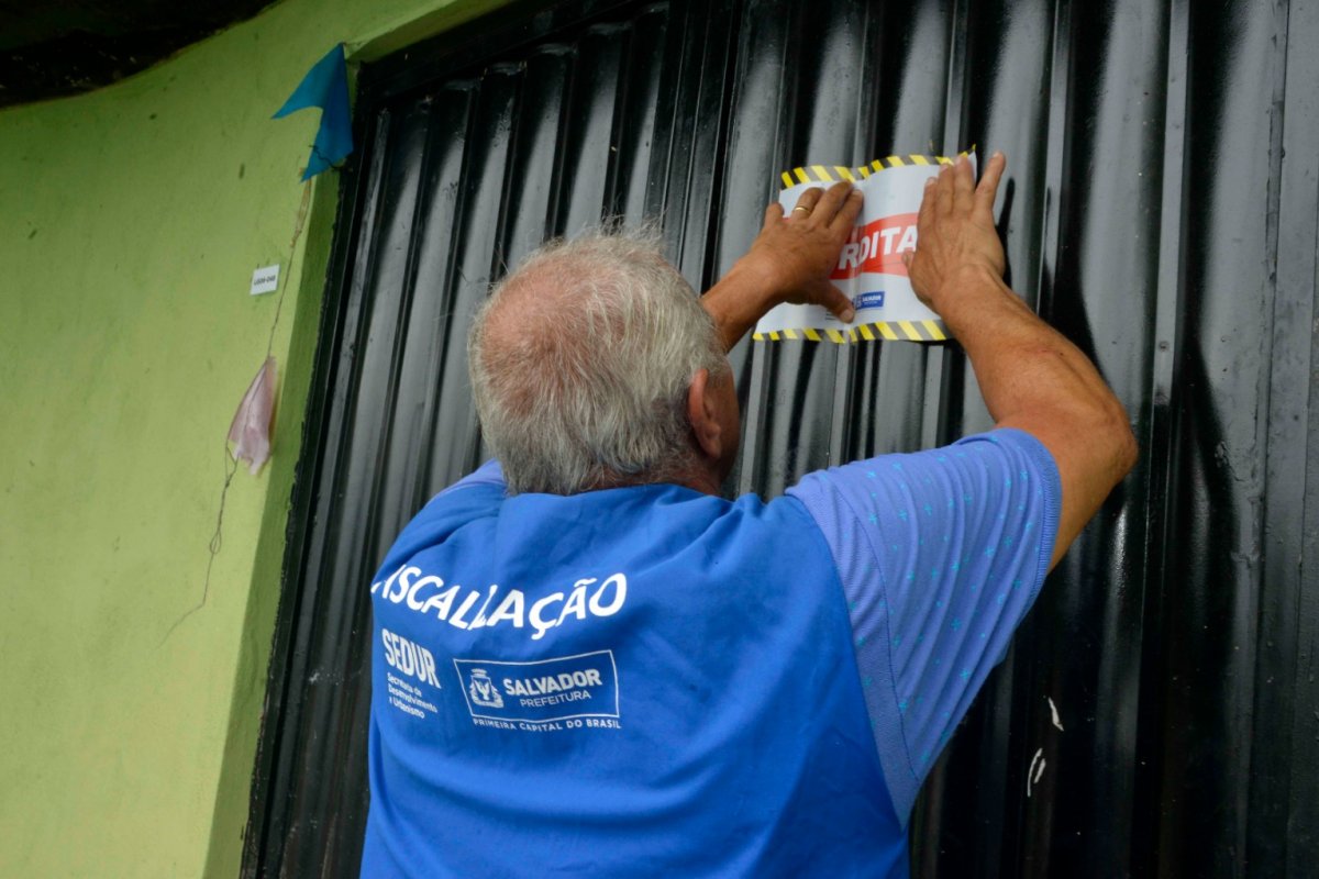 Ferros-velhos são interditados na Avenida Contorno, durante operação da Prefeitura de Salvador 