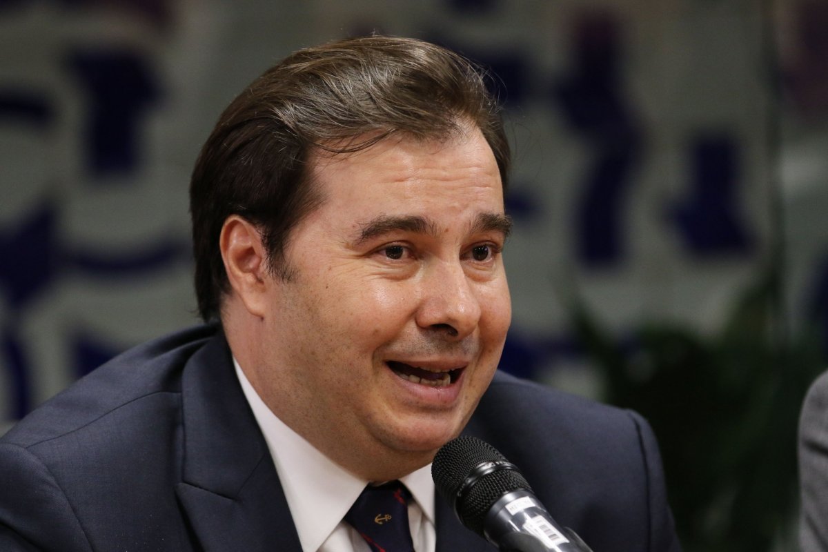 Em um período de um ano, Rodrigo Maia afasta 12 políticos do PSL