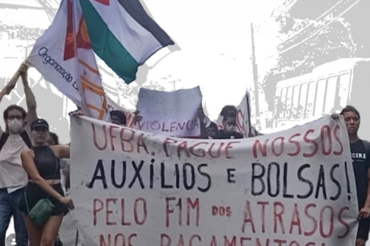 Estudantes da UFBA celebram conquista do pagamento integral de auxílios e bolsas após atraso de quase um mês