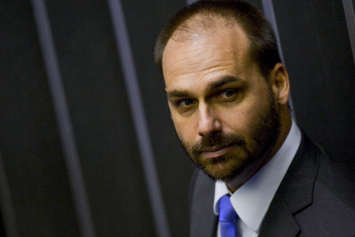 Quebra de sigilo liga gabinete de Eduardo Bolsonaro a uma conta de ataques virtuais