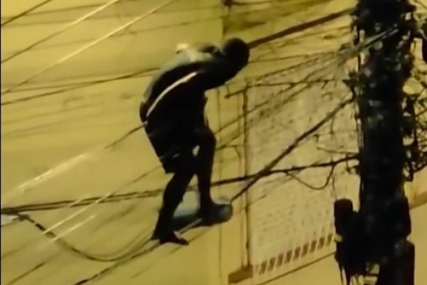 [VÍDEO: Homem é flagrado em cima de poste roubando fios, em Belo Horizonte]