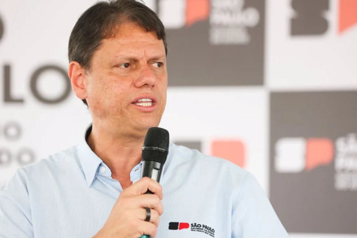 Moraes autoriza nova visita de Tarcísio de Freitas a Bolsonaro na Papudinha 