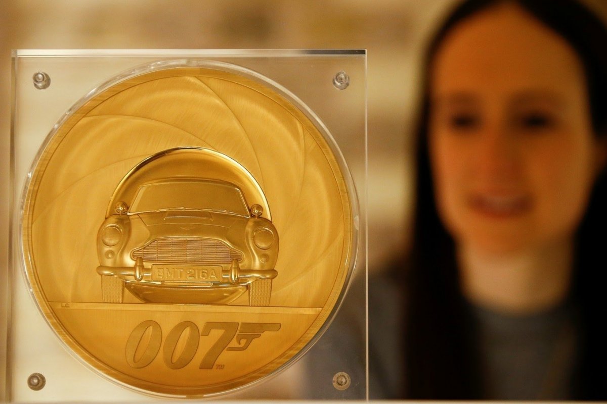 Casa da moeda britânica homenageia novo 007 com moeda de 7 kg