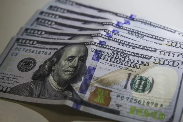 [Dólar oscila e bolsa avança com tensões sobre Groenlândia no cenário internacional]