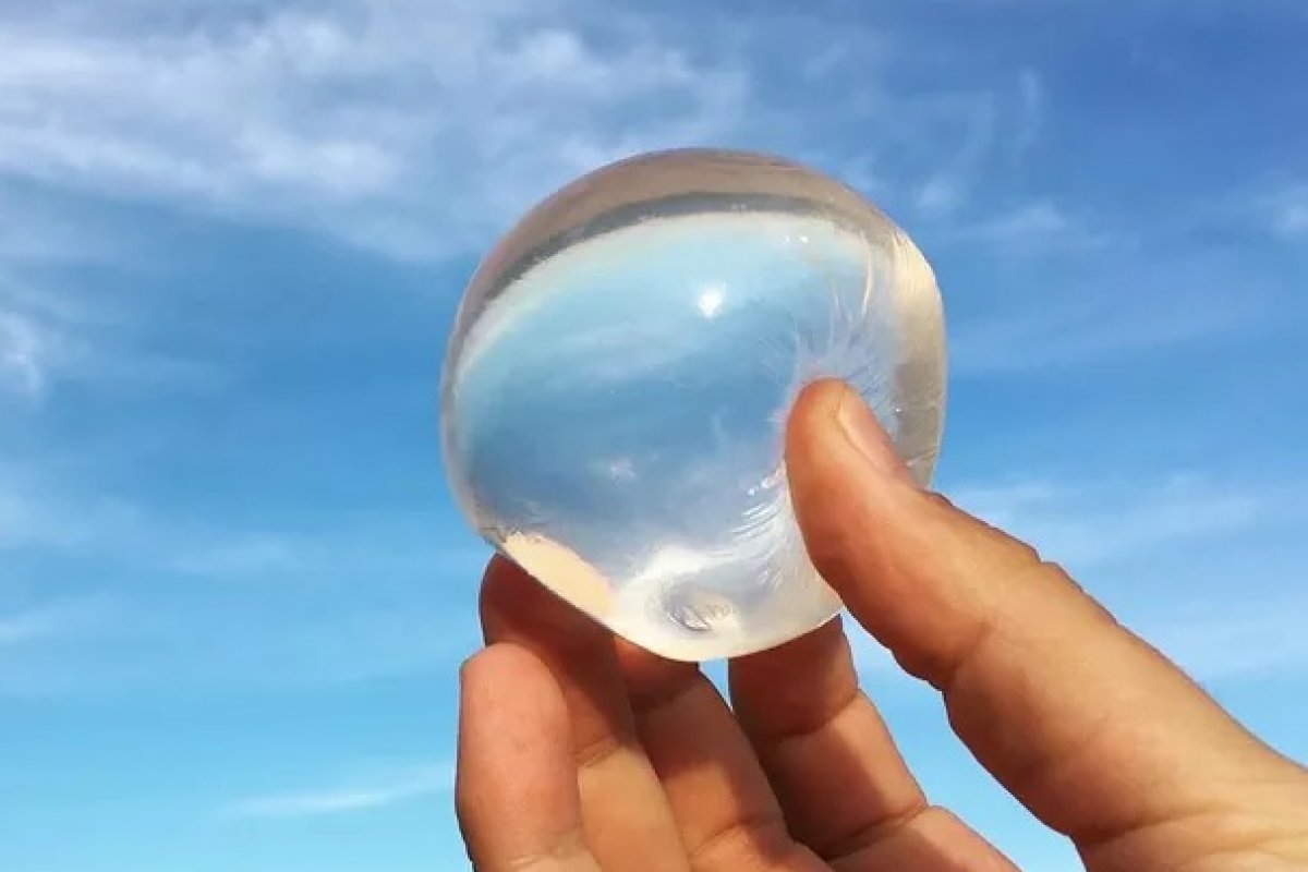 Empresa lança saquinho comestível que substitui garrafa de água