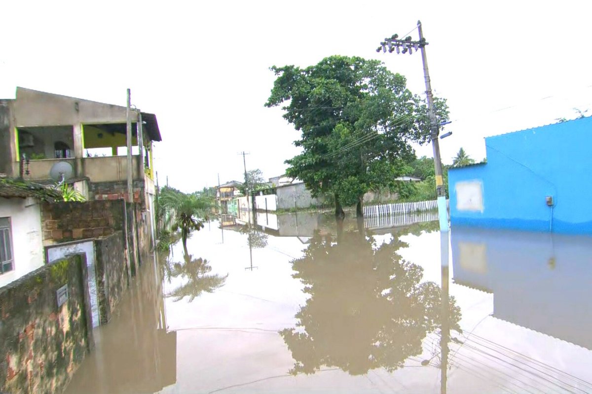 Moradores do município de Seropédica, no RJ, denunciam roubos em casas alagadas