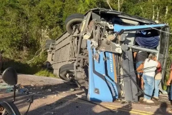 [Acidente entre ônibus e caminhão deixa dois mortos e 22 feridos no sudoeste da Bahia]