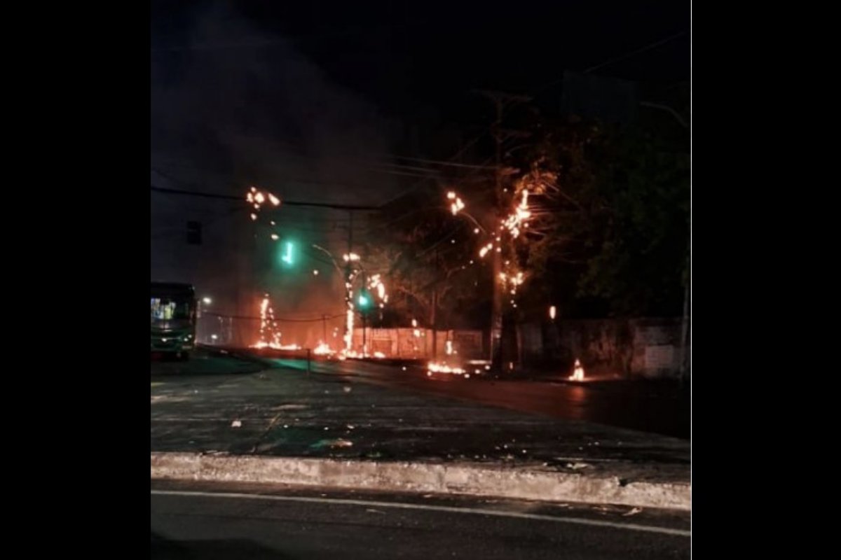 Incêndio em fiação deixa região de São Rafael, em Salvador, sem energia elétrica