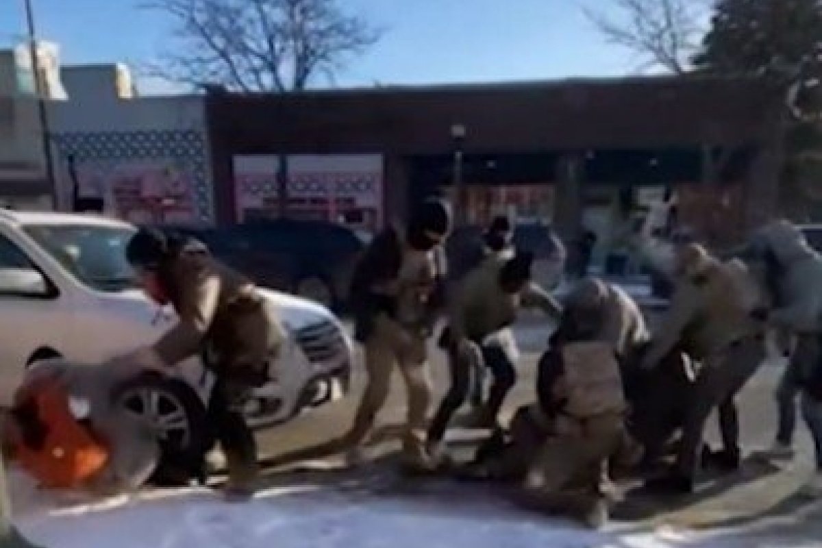 Vídeos mostram que homem baleado por agentes federais dos EUA não estava armado, contrariando versão oficial