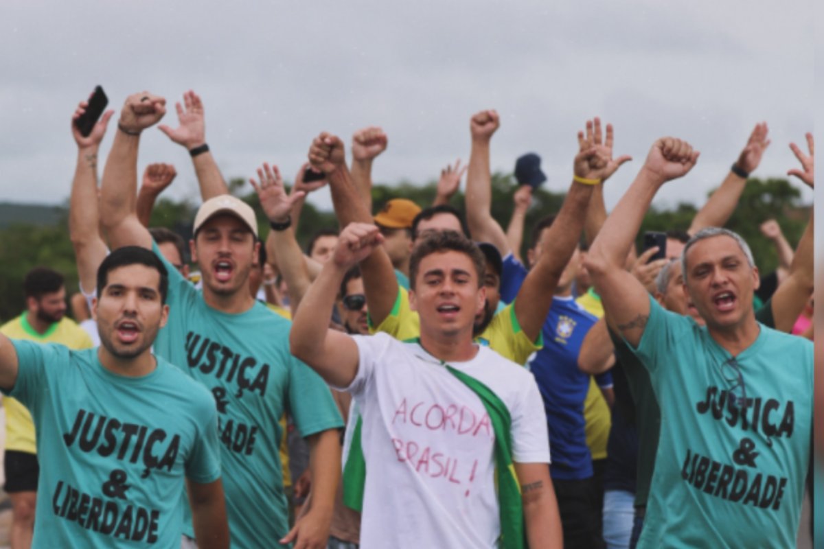 Nikolas Ferreira chega à Praça do Cruzeiro, em Brasília, para encerrar caminhada contra decisões do STF